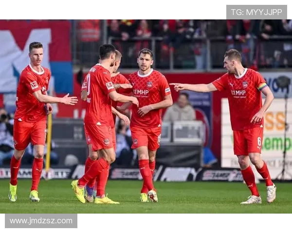 奥格斯堡主场迎战曼联双方争夺欧战资格关键战役 奥格斯堡主场迎战曼联双方争夺欧战资格关键战役